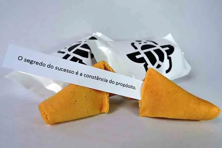 Escritores de biscoitos da sorte - Ele escrevem mensagens inspiradoras para aqueles que adquirirem os biscoitos,  populares em restaurantes chineses nos Estados Unidos. Os biscoitos da sorte, porém,  não são originários da China, onde são raros e vistos c