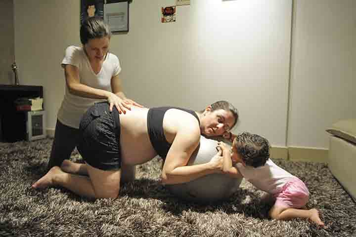 Doulas - São profissionais que dão suporte físico e emocional para mulheres durante todo o período de gravidez até o parto. Porém, em 2022, o Plenário aprovou a PL 3.946/2021, que traz as regras e requisitos para o exercício da profissão. Então, é possíve