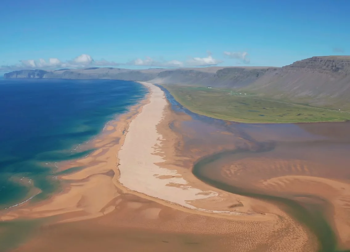 13) Rauðasandur – Westfjords, Islândia: Também conhecida como Praia de Areia Vermelha, Rauðasandur é famosa por sua areia de tom avermelhado, algo que vem da erosão de rochas vulcânicas, ricas em ferro e magnésio. Além disso, a praia também é conhecida po