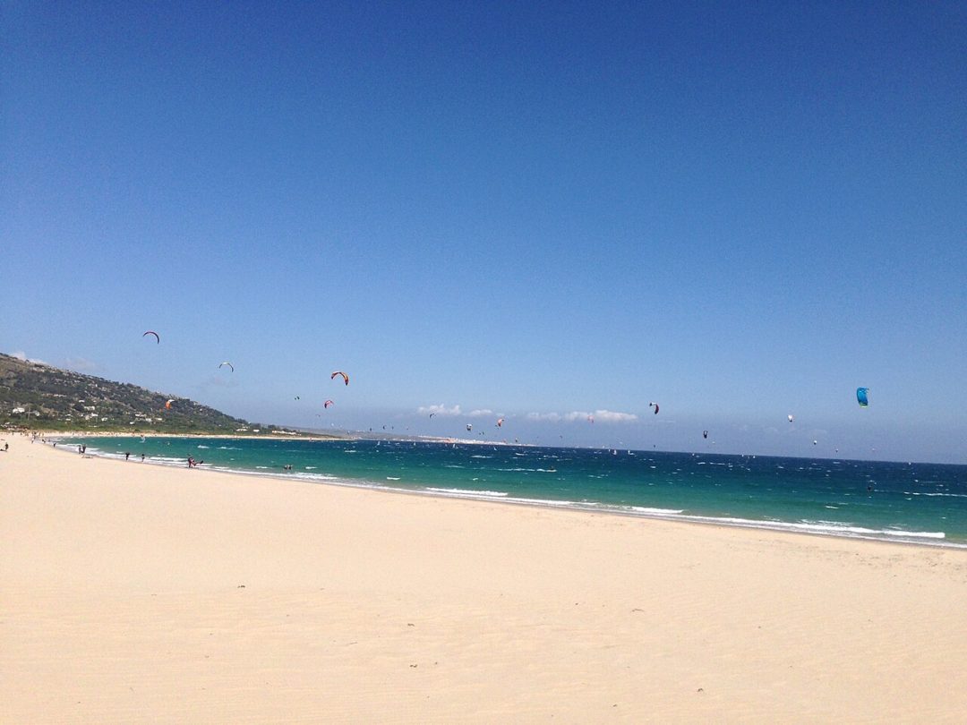10) Punta Paloma (Cádiz, Espanha): Localizada na extremidade das praias de Tarifa, na costa sul da Espanha, Punta Paloma é famosa por sua extensa faixa de areia dourada. Além disso, outro destaque é a imponente duna de areia que margeia a praia, que chega