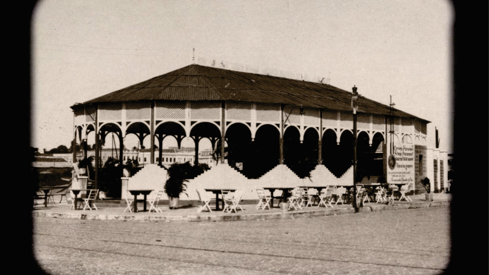 Pavilhão Atlântico, restaurante e café, localizado próximo a Ponte Metálica, lá as pessoas esperavam o embarque e desembarque das embarcações 