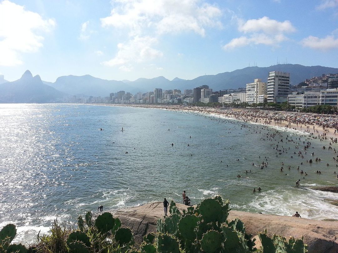 A praia de Ipanema também faz parte do histórico cultural da cidade, como quando foi imortalizada na música Garota de Ipanema, composta por Tom Jobim e Vinicius de Moraes, além de ter sido um importante palco do movimento da Bossa Nova, nos anos 50 e 60