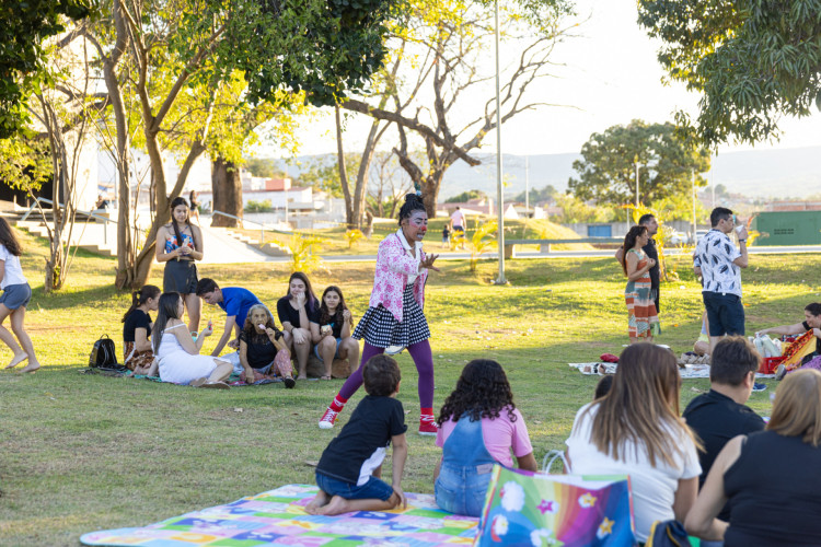 Luana realiza espetáculos e oficinas para crianças como Palhaça Frozinha