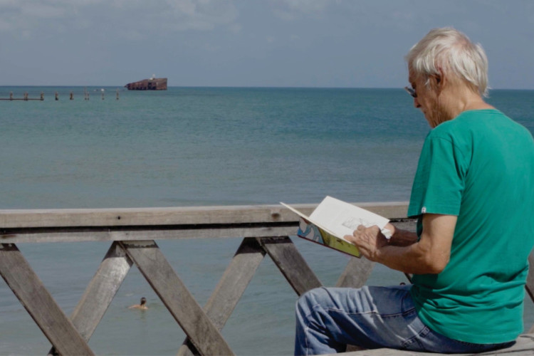 Oswald Barroso (1947-2024) na Praia de Iracema, em cena do documentário