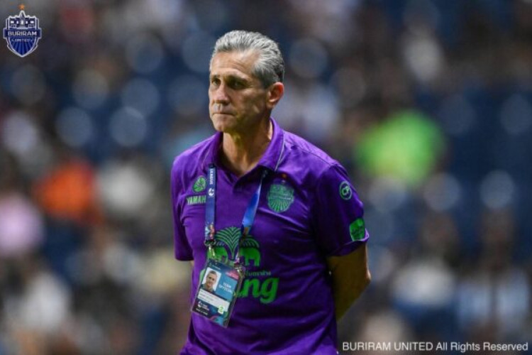 Técnico conquistou o Campeonato Tailandês sob comando do Buriram United com duas rodadas de antecedência