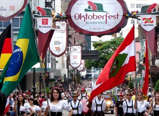 A Oktoberfest  tem versões espalhadas pelo mundo, inclusive no sul do Brasil, onde o consumo da cerveja vira uma festividade tradicional.  Na foto, o evento em Santa Catarina. 
