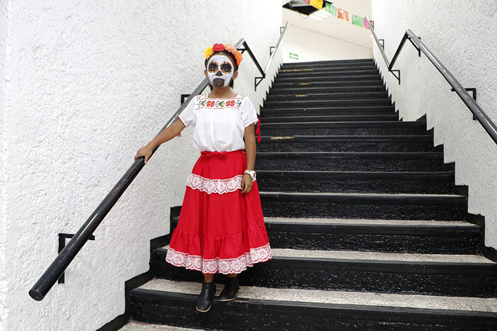 A caveira mais famosa, um ícone da celebração, é a Catrina. Inspirada numa pintura de José Guadalupe Posada, representa o esqueleto de uma dama da alta sociedade com roupa elegante e chapéu glamoroso, ressaltando que as diferenças sociais não prevalecem n