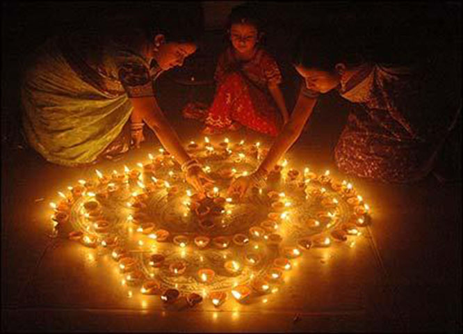 Diwali (Índia) - O Festival das Luzes, é celebrado em 12 de novembro. Devotos do Hinduísmo comemoram com doces, fogos de artifício e roupas novas, celebrando a destruição das forças do mal por Sri Khrisna, o Ser Supremo, Deus cultuado no país. 