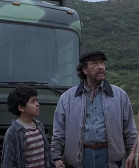 Em Jurassic Park: O Mundo Perdido, Geno Silva interpretou o capitão da balsa que transportou os personagens do longa por terrenos perigosos. O ator morreu em 2020, aos 72 anos, após complicações da demência frontotemporal.