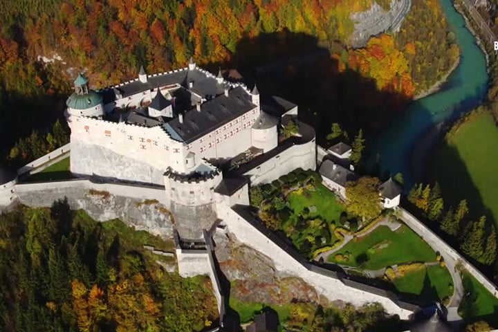 Castelo de Hohenwerfen - Salzburgo, Áustria - Fica num precipício de 623 metros de altura, a 40 km do Centro de Salzburgo. A fortaleza é cercada pelos Alpes e pelas Montanhas Tennen.  Construído entre 1075 e 1078. 