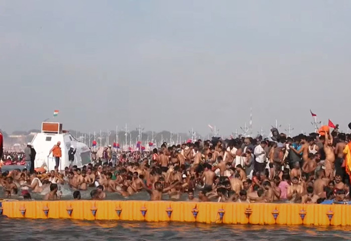 Segundo a tradição, foi nessas cidades que caíram gotas do néctar da imortalidade, durante uma guerra entre deuses e demônios. No festival, milhões de hindus buscam a purificação se banhando no Sangam, local de encontro dos rios sagrados Ganges, Yamuna e 