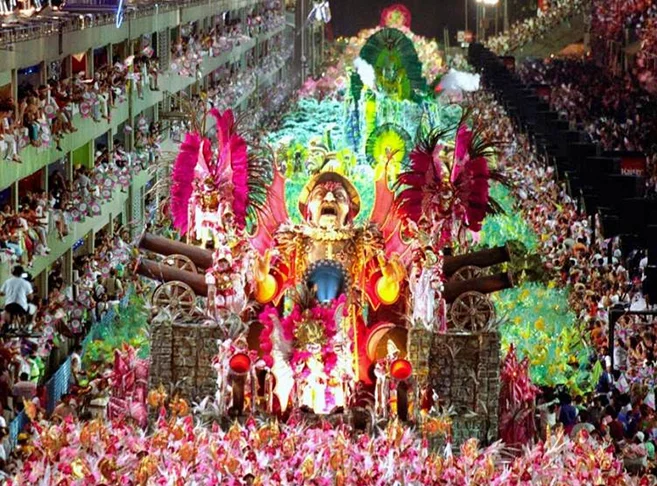 Carnaval (Brasil) - A folia existe em diversas partes do mundo, mas a do Brasil é a mais famosa. Destaque especial para o desfile das escolas de samba no Rio de Janeiro (que inspirou a versão paulista). É um dos maiores espetáculos do país. E atrai turist