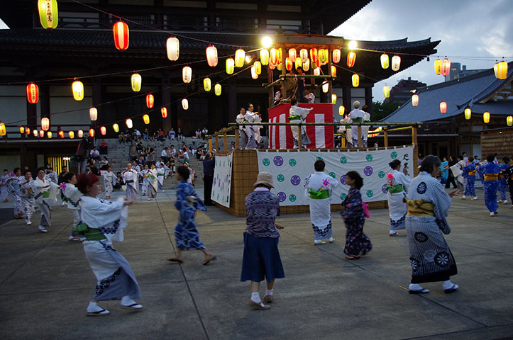 Obon - Festival das Lanternas (Japão) - Para homenagear os ancestrais, as pessoas penduram lanternas nas casas, entre os dias 13 e 15 do sétimo mês lunar (julho). Reza a lenda que os espíritos teriam permissão para visitar os parentes. As luzes servem par