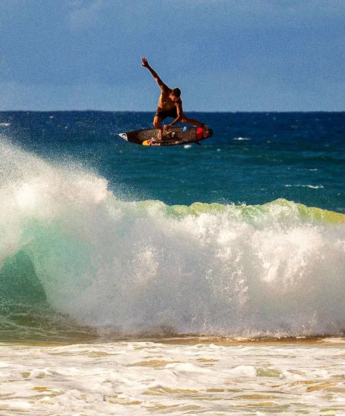 Carioca, Pedro Henrique Mota Vianna nasceu em 10/8/1988 e começou a surfar profissionalmente aos 11 anos de idade.