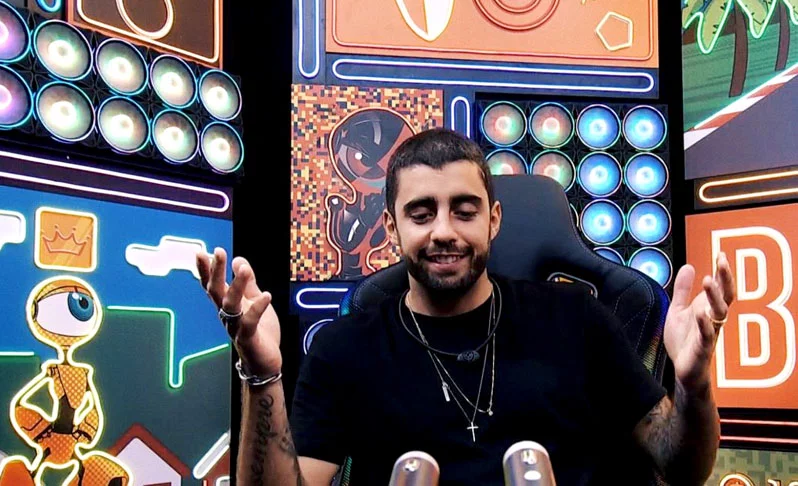 De acordo com o jornal Bolsão, também no começo de 2023, o surfista Pedro Scooby  já tinha, na época, uma fortuna de R$ 20 a 30 milhões. O patrimônio de Scooby é formado pela sua empresa, investimentos financeiros, imóveis e patrocinadores. Segundo o jorn