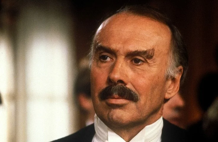 Richard Kiley, dublador do guia virtual instalado nos veículos do parque em Jurassic Park, faleceu em 1999, aos 77 anos. O ator ficou conhecido por emprestar sua voz para documentários sobre natureza e projetos científicos.