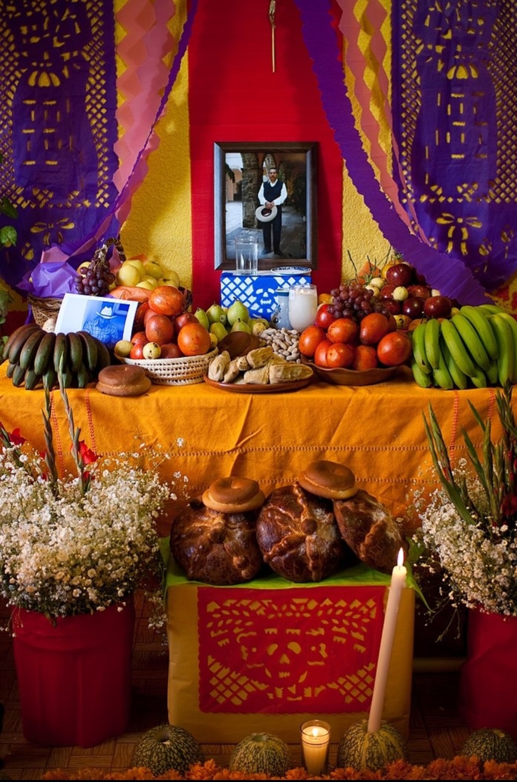 As famílias montam altares com oferendas para os mortos, pois acreditam que, neste dia, eles podem retornar para as casas. Os altares contêm os alimentos preferidos de quem já morreu, além de flores, sementes, pães (para consagração), sal (da purificação)