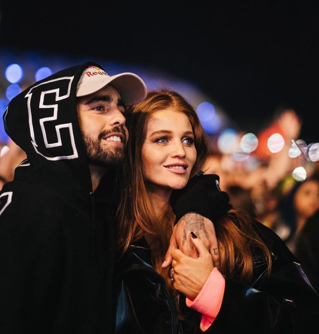 Ele se casou com a modelo Cintia Dicker em 2020.  Nascida em 6 de dezembro de 1986 no município de Campo Bom, na Região Metropolitana de Porto Alegre, Cintia está chocada com a situação dos seus conterrâneos gaúchos. 