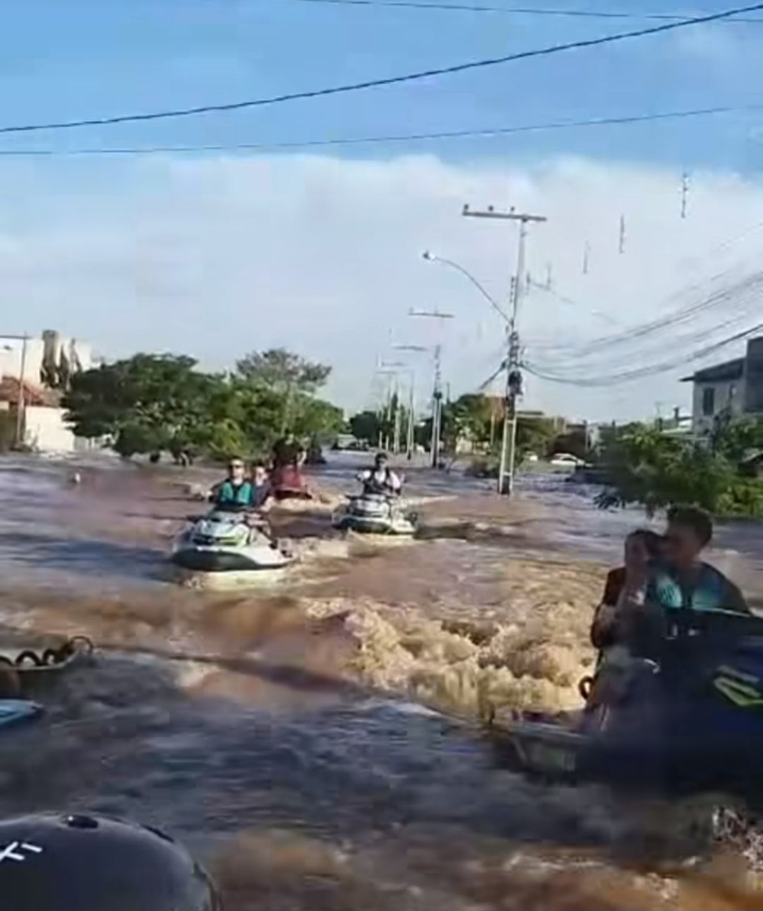 Scooby liderou um grupo de surfistas nas ações voluntárias. Entre eles, o ex-participante do BBB Lucas Chumbo. O grupo acabou se expondo a doenças na água suja dos alagamentos e dois deles contraíram H1N1, segundo Scooby. 
