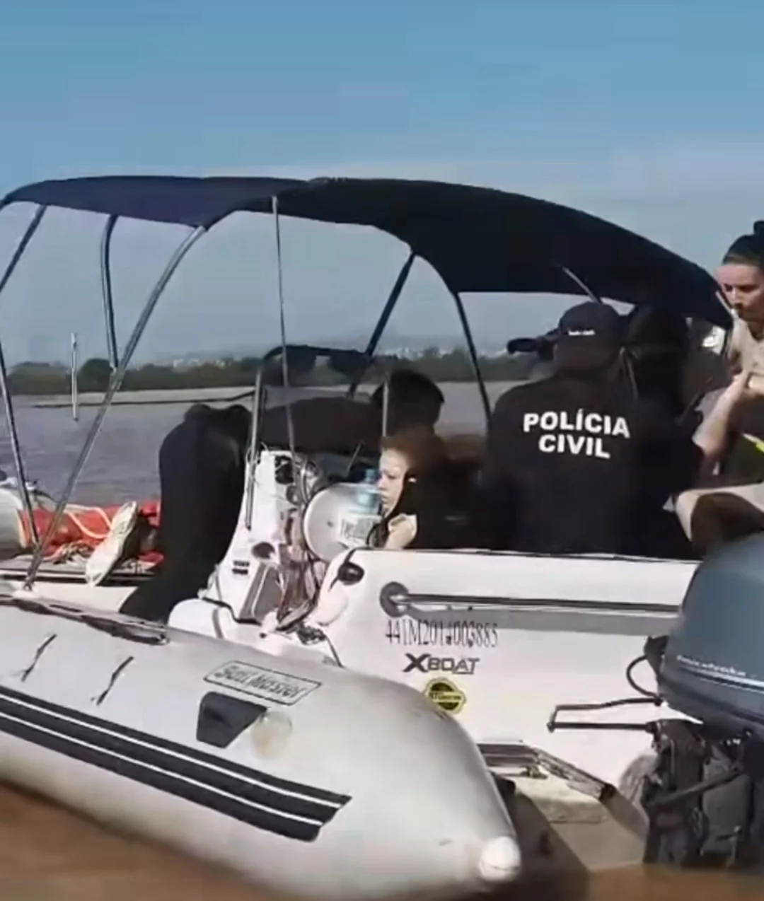 Usando jet skis e equipamentos de resgate,  o grupo se juntou aos socorristas da polícia e dos bombeiros para auxiliar a retirar famílias que estão em meio à inundação. 