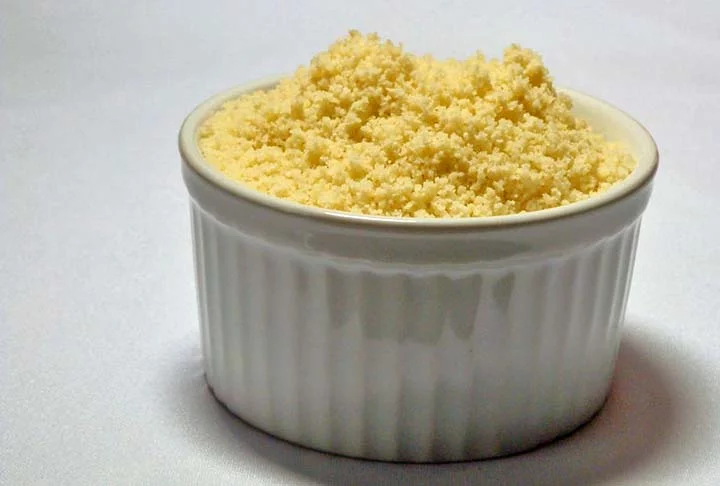 Farinha de Amêndoa- Rica em vitamina E, cálcio e fósforo, o que ajuda a prevenir a osteoporose e previne o envelhecimento.  A cada 100 gramas tem 593 calorias. Indicada para o uso em biscoitos, muffins, bolos, cupcakes e para empanar alimentos.
