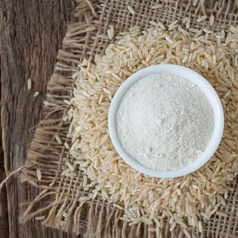 Farinha de Arroz- Ideal para intolerantes ao glúten, é fonte de energia e fibras. Contém vitaminas do complexo B e possui baixo índice glicêmico. A cada 100 gramas tem 593 calorias.  Indicada para o preparo pães, quiches, bolos, mingaus e pudins.