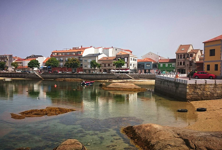 Foi perto da Ilha de Arousa, que, desde 1985, se liga ao continente por uma ponte de 2 km de extensão. 