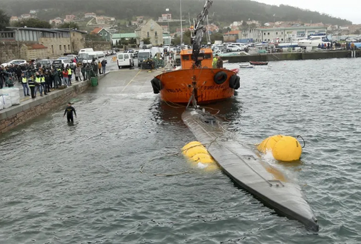 Ele e dois comparsas fizeram o percurso em 27 dias, mas enfrentaram problemas e, já perto da costa, não conseguiam mais respirar. Agustín teve que abandonar e afundar a embarcação numa enseada de 8m de profundidade. O trio foi capturado. 