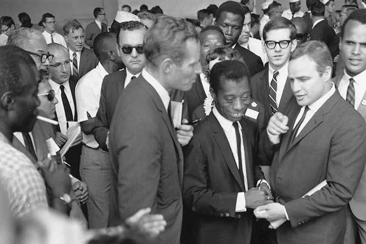 Brando, cujo apelido de infância era Bud, era um mímico desde a juventude e, então, se destacou no teatro na escola. Ele decidiu seguir suas irmãs para Nova York, estudando na American Theatre Wing Professional School, com o influente diretor alemão Erw