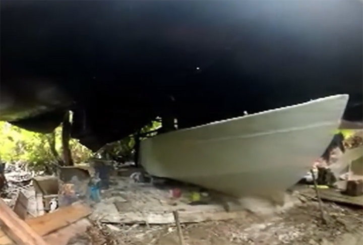 Esses submarinos são construídos em oficinas escondidas no meio da mata e podem afundar apenas 2 metros, mas, vez por outra, precisam ir à superfície para trocar o ar da cabine. 