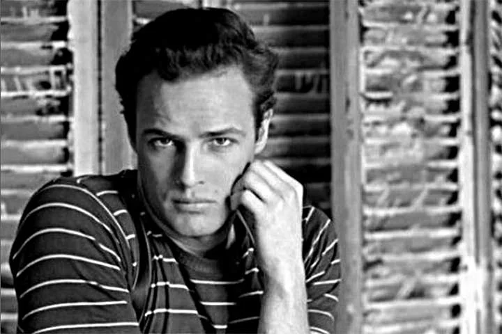 O primeiro papel de Brando nas telonas foi um veterano paraplégico em Espíritos Indômitos (1950). Ele passou um mês na cama no Hospital do Exército de Birmingham em Van Nuys para se preparar para o papel. A partir dos anos 50, começou sua ascensão como 