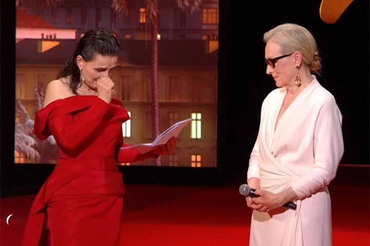 Meryl Streep recebeu a Palma de Ouro honorária das mãos de Camille Cottin, Juliette Binoche e Greta Gerwig, membros do júri desta 77ª edição do tradicional festival.