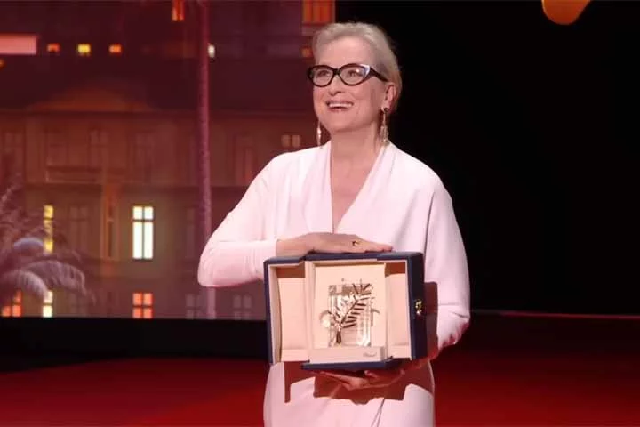 Meryl Streep foi homenageada na abertura do Festival de Cannes na terça-feira (14). A atriz, vencedora de três estatuetas do Oscar, ganhou mais um prêmio em sua gloriosa carreira. Trata-se da Palma de Ouro honorária, em celebração à sua contribuição para 