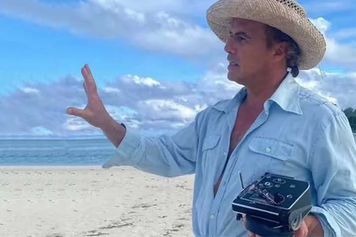 Dirigido por Bill Fishman, 'Waltzing with Brando' focará na empreitada ecológica de Brando. O célebre ator construiu sua própria residência e planejou um resort completamente sustentável em Teotiaroa, atol pertencente à Polinésia Francesa.