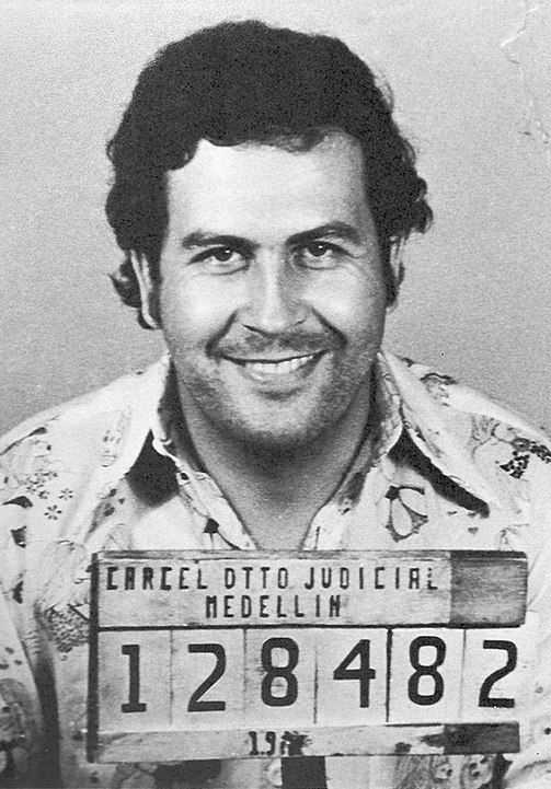 O pioneiro foi Pablo Escobar, colombiano que fundou o Cartel de Medellín e alcançou fama mundial. 