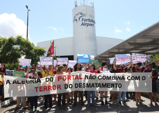FORTALEZA, CEARÁ, BRASIL,18.05.2024: Protesto contra local de realização do Fortal. aeroporto Pinto Martins.