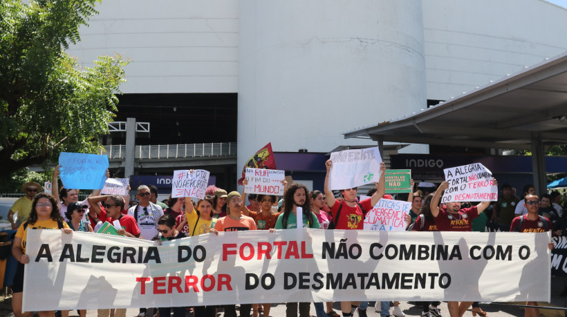 FORTALEZA, CEARÁ, BRASIL,18.05.2024: Protesto contra local de realização do Fortal. aeroporto Pinto Martins. 