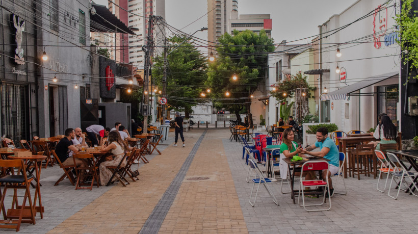 FORTALEZA-CE, BRASIL, 18-05-2024: A rua Norvinda Pires, no bairro Aldeota, recebeu novo calçamento, dando mais espaços para os bares e restaurantes presentes no espaço. (Foto: Fernanda Barros/O Povo)