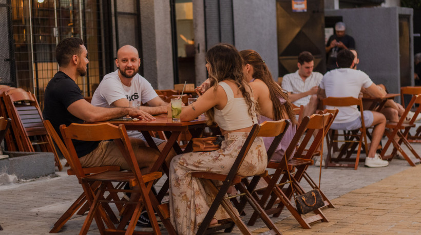 FORTALEZA-CE, BRASIL, 18-05-2024: A rua Norvinda Pires, no bairro Aldeota, recebeu novo calçamento, dando mais espaços para os bares e restaurantes presentes no espaço. (Foto: Fernanda Barros/O Povo) 