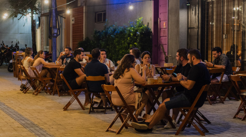 Conforme o levantamento da Abrasel, 29% dos bares e restaurantes registraram aumento de receita e 25% estabilidade