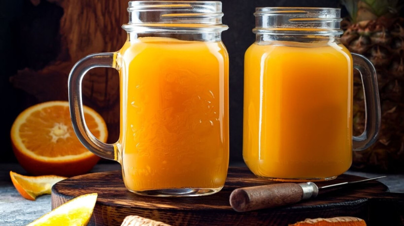 Suco de abacaxi, laranja e cúrcuma (Imagem: zarzamora | Shutterstock) 