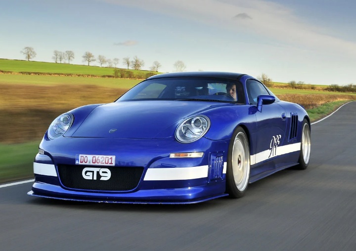 A marca alemã Porsche foi fundada em 1931 por Ferdinand Porsche e o seu filho Ferry Porsche. Ferdinand Porsche já era conhecido antes de fundar a montadora, pois já havia trabalhado para outras marcas. Havia também lançado em 1900 o primeiro automóvel híb