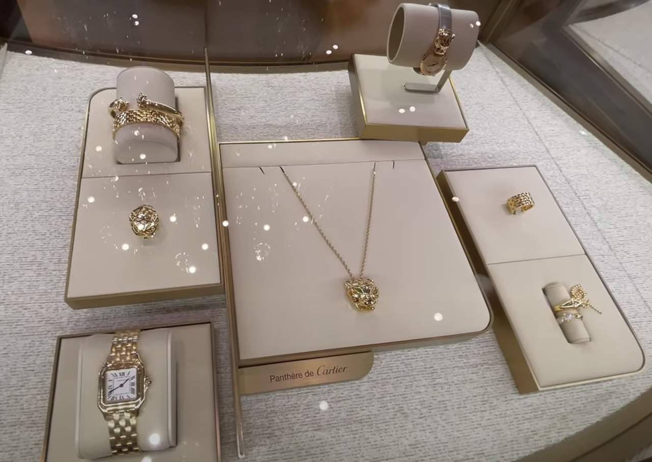 Cartier é uma empresa francesa multinacional que produz objetos de luxo, como relógios e joias. Foi criada em Paris, em 1847, por Louis-François Cartier, e tornada célebre por seu filho Louis Cartier. Permaneceu sob comando da familia até 1964 e atualment