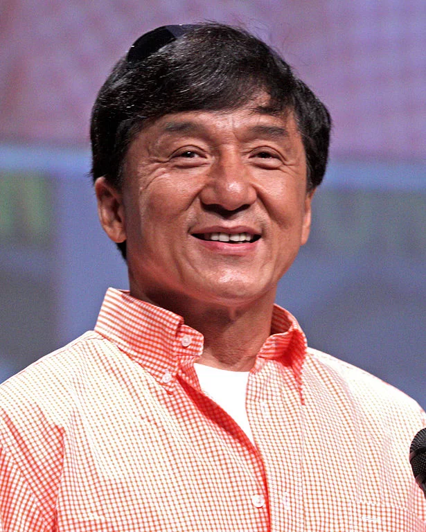 Jackie Chan: Não, você não leu errado. O carismático ator, natural de Hong Kong e responsável por dezenas de filmes divertidos de artes marciais, já participou de um filme pornô!