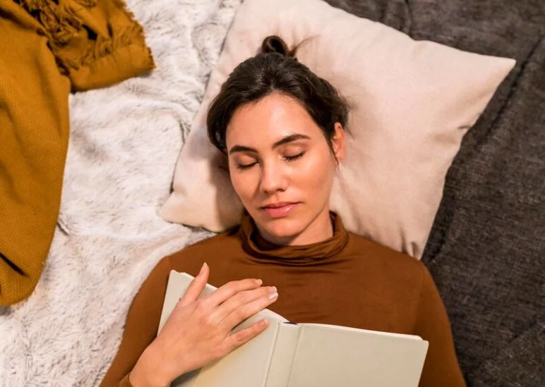 A sesta é tradicional na Espanha e conquistou muitos adeptos em países latino-americanos, na Grécia e na Itália. Isso acontece por determinados fatores geográficos como a alta temperatura e consumo de alimentos pesados na refeição do meio-dia. 