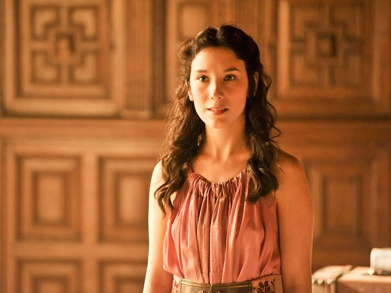 Sibel Kekilli: Quem assistiu à série de sucesso “Game of Thrones” reconhece esse rosto. Trata-se da atriz que viveu a personagem Shae, companheira de Tyrion Lannister. 