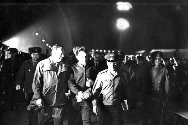 Komarov era piloto de testes da Força Aérea, engenheiro aeroespacial e se tornou cosmonauta em 1960, Esteve no primeiro grupo de homens selecionados para o programa espacial soviético, junto com Yuri Gagarin e Gherman Titov, os dois primeiros homens em ór