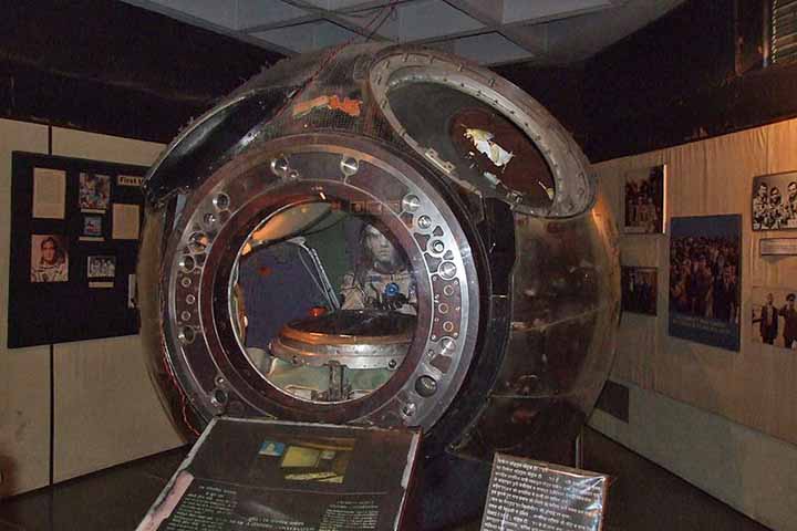 Uma cratera da Lua e o asteróide 1836 Komarov, descoberto em 1971, foram batizados em sua homenagem.