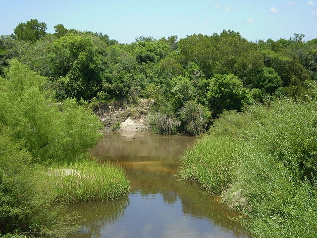 É um curso de água que nasce num pequeno pântano no município de Santa Vitória do Palmar (Rio Grande do Sul) e corta a cidade de Chuí. 