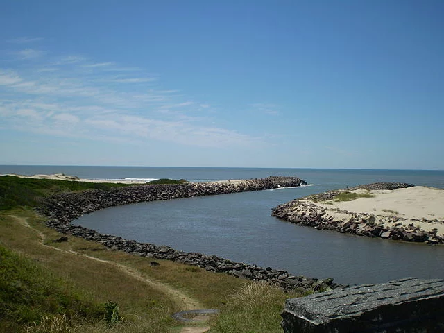 Depois vira a leste, para desaguar no Oceano Atlântico, junto à Praia da Barra do Chuí. O ponto exato do extremo leste fica numa curva do arroio, a 2,7 km da foz. 